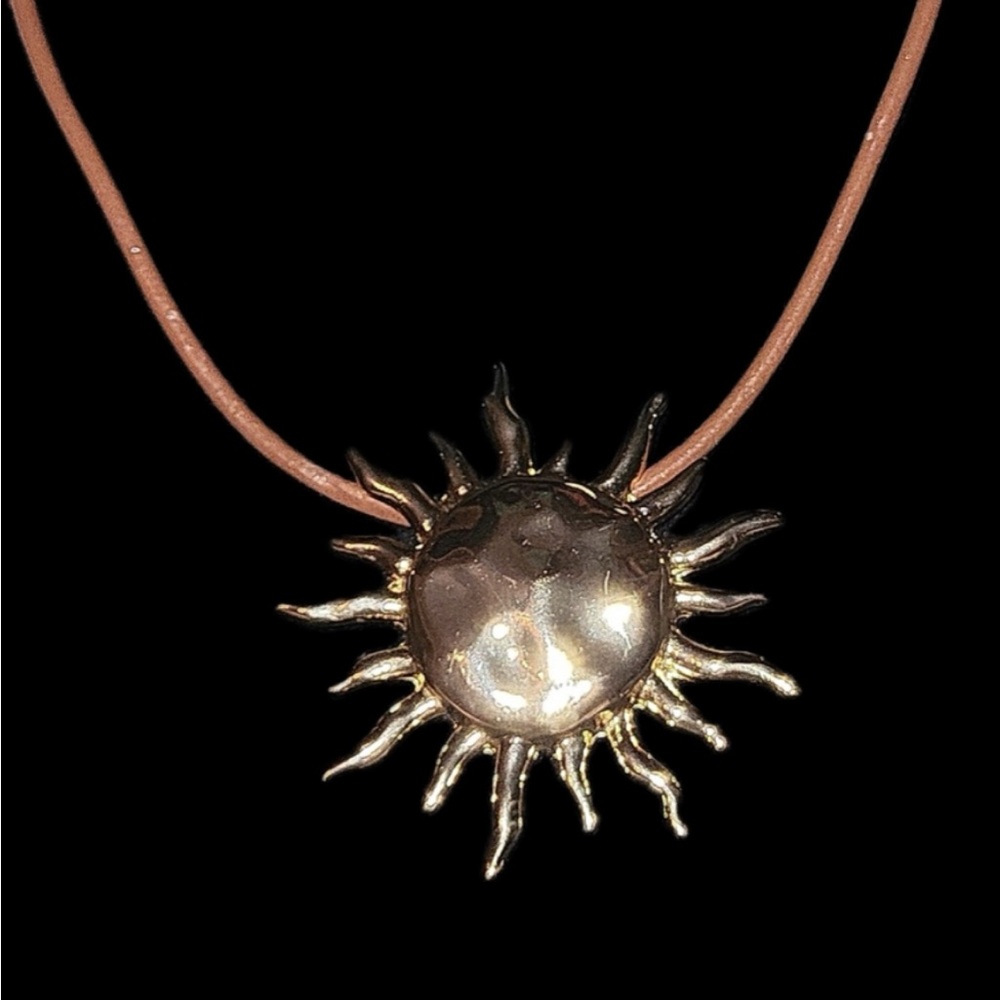 NWT ⚜️☀️⚜️ ATTERRI Gorgeous Sunburst Golden Tone Pendant Necklace - Picture 15 of 16